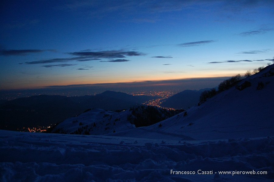 15 Nella valle  prime luci, lontano lontano ultimi bagliori del sole.jpg